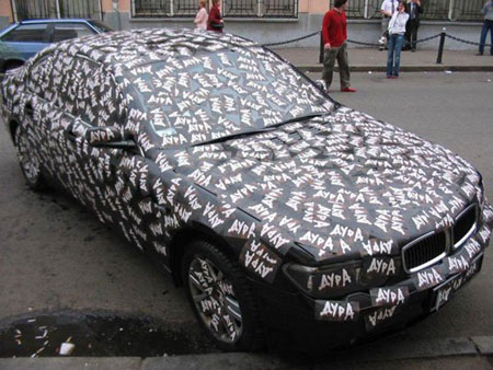 Надпись на BMW - ДУРА