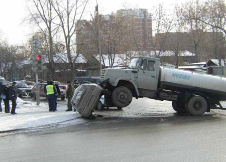 Молоковоз въехал в легковушку